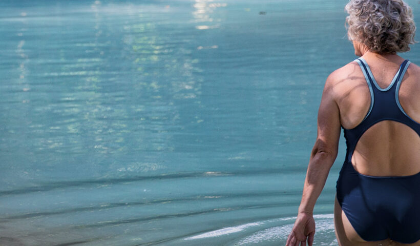 Mujer entrando al agua