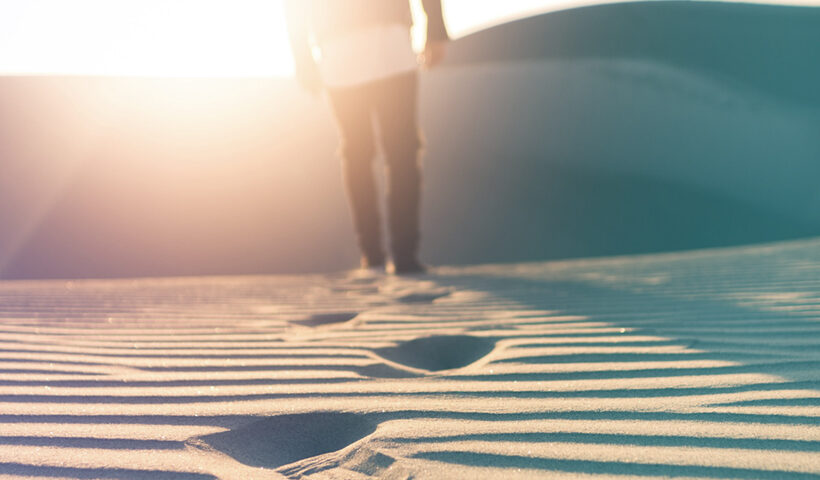 Hombre caminando por el desierto