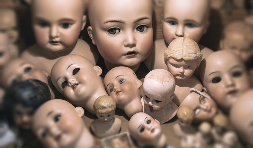 Muchas cabezas de muñecos