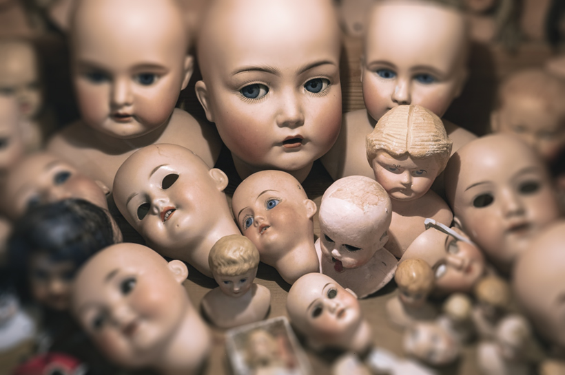 Muchas cabezas de muñecos