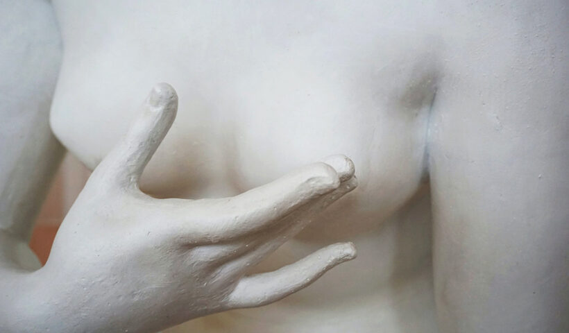 Escultura de una mujer con el torso desnudo