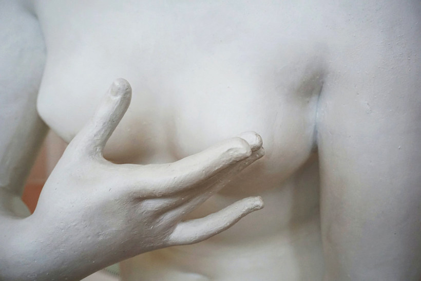 Escultura de una mujer con el torso desnudo