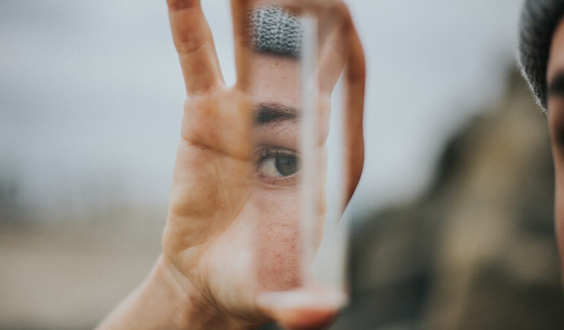 Reflejo de un ojo den un espejo