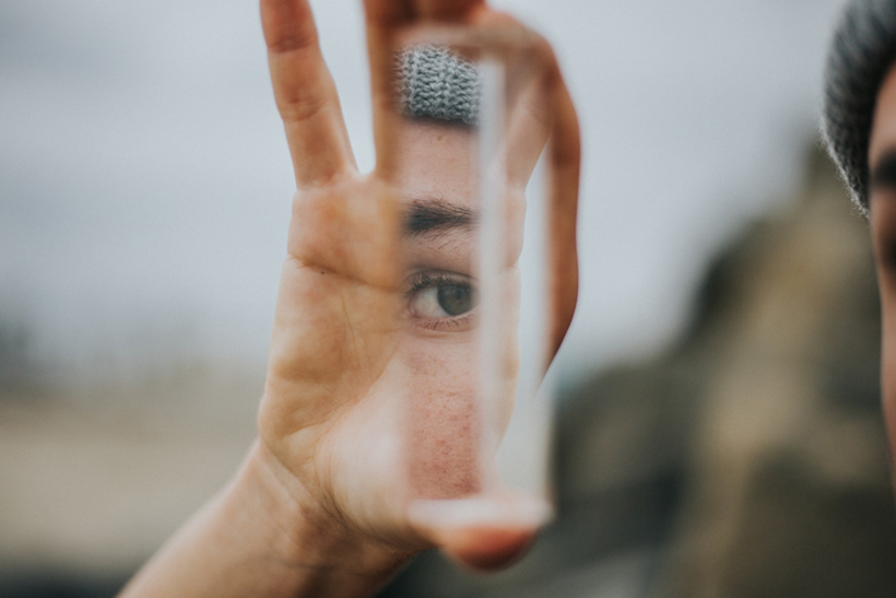 Reflejo de un ojo den un espejo