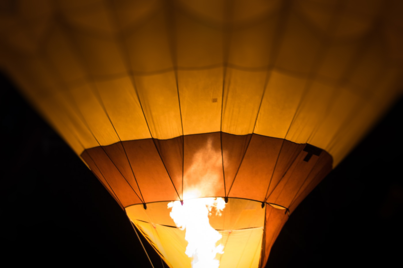 Fuego del quemador de un globo aerostático
