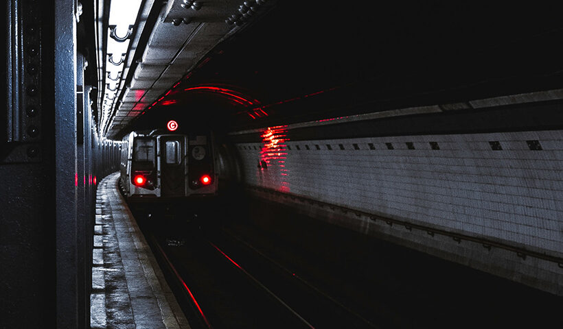 Tren que se aleja por un túnel