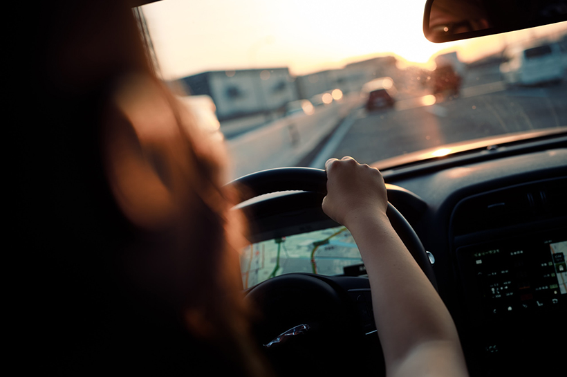 Mujer conduciendo un auto