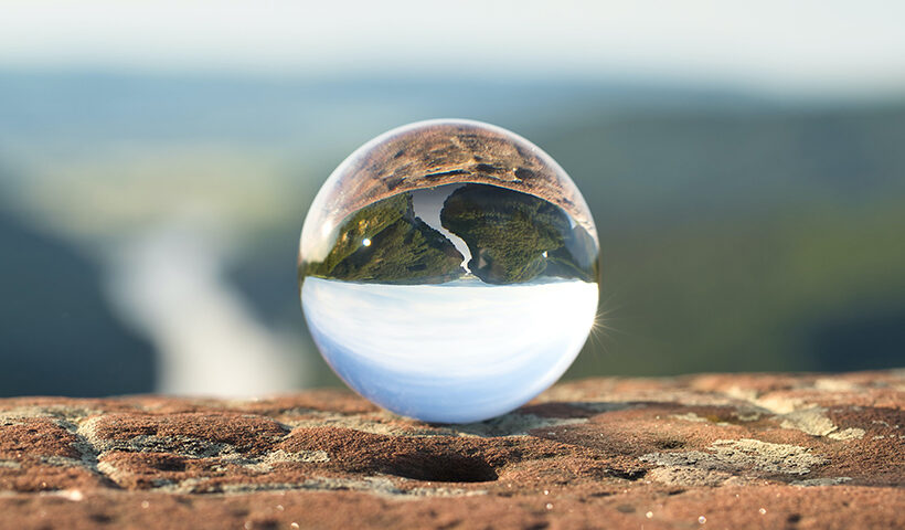 Paisaje visto a través de una esfera de vidrio