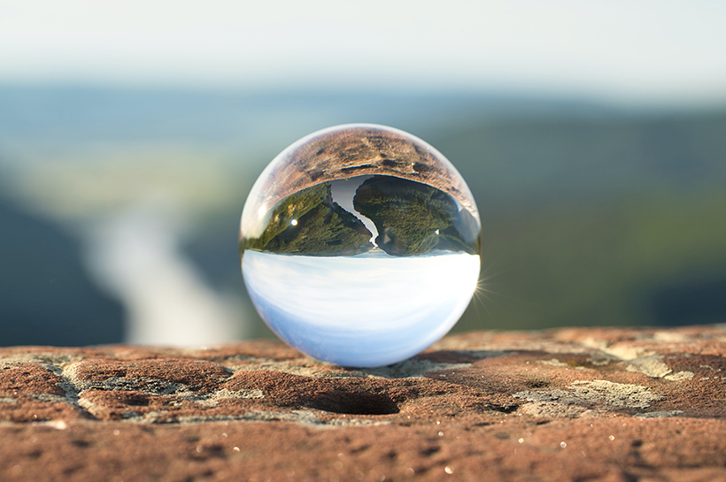 Paisaje visto a través de una esfera de vidrio
