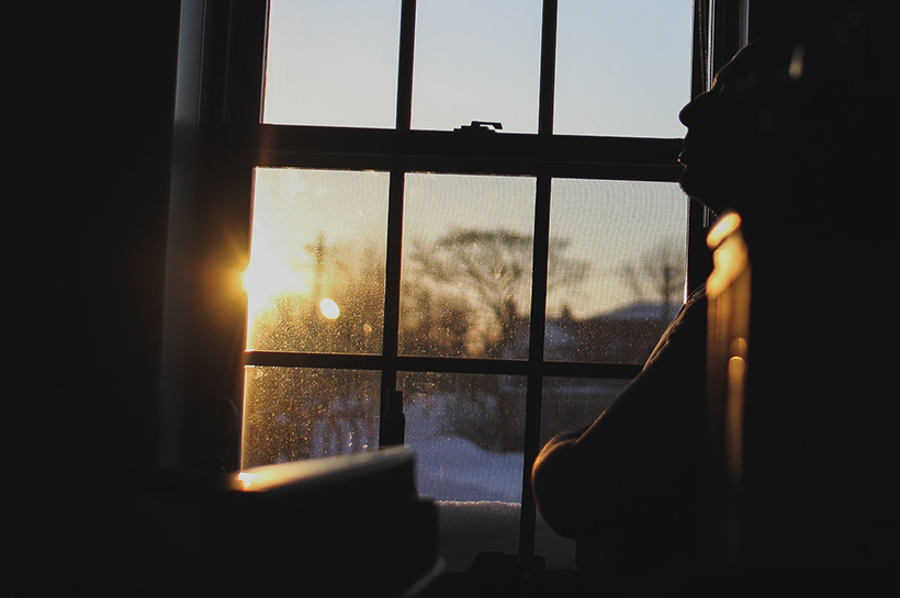 Atardecer a través de una ventana.