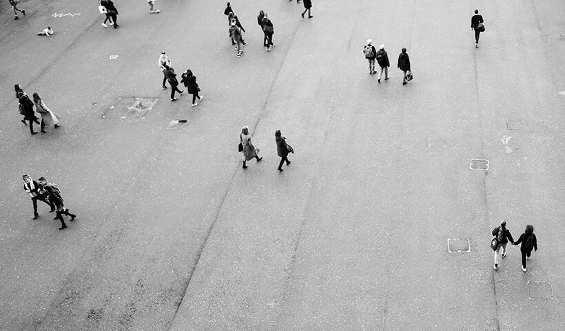 Personas caminando, vistas desde lo alto.