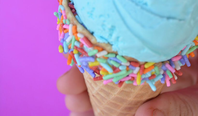 Cono de helado con granas de colores