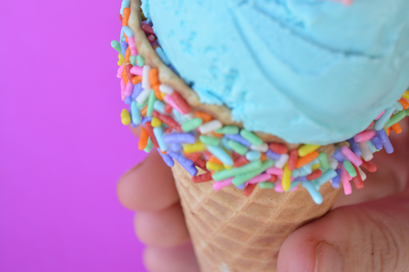 Cono de helado con granas de colores