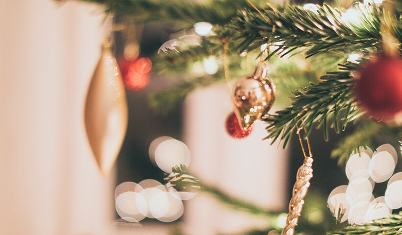 Adornos en un árbol de navidad