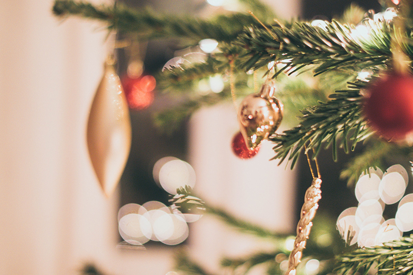 Adornos en un árbol de navidad