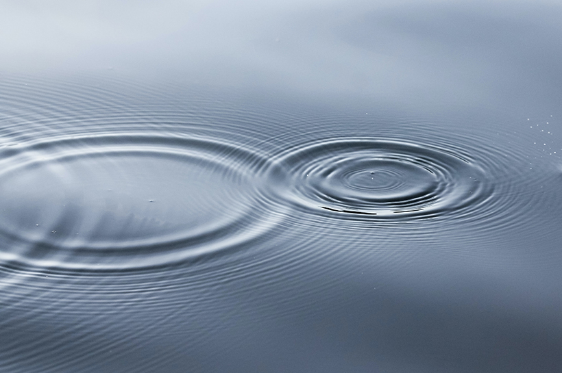 Gotas que dejan círculos sobre la superficie del agua