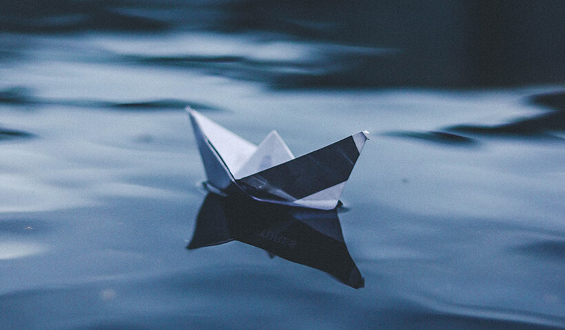 Un barco de papel sobre el agua