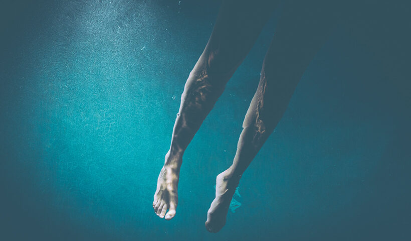 Las piernas de una persona bajo el agua
