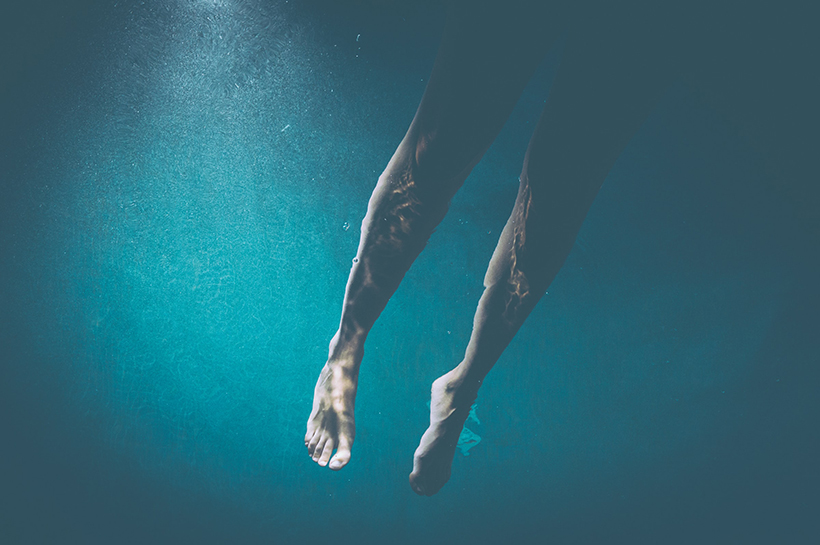 Las piernas de una persona bajo el agua