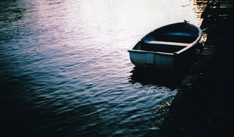 Un bote amarrado a un muelle